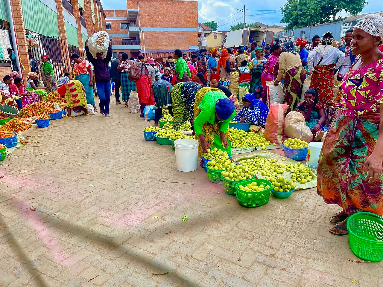 Abacuruzi n’abaguzi mu isoko rya Musanze