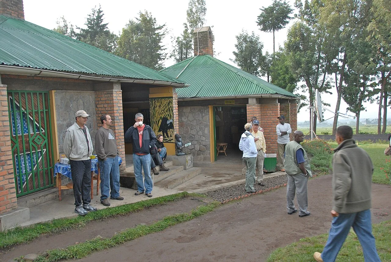 Abasura ku biro bya Pariki y’Ibirunga i Kinigi, ifoto yo mu 2007